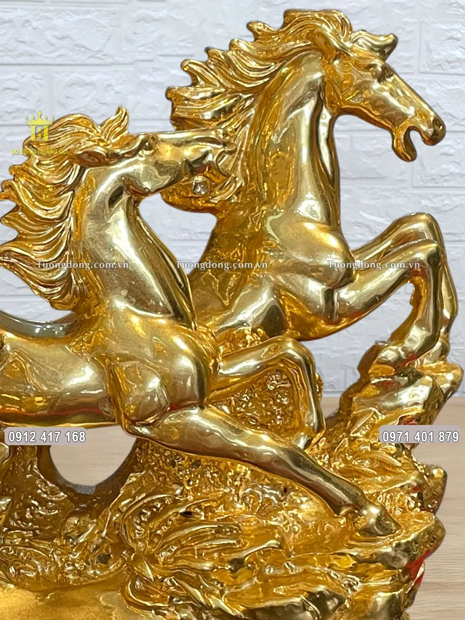 Miệng hai con ngựa mở to, hí vang